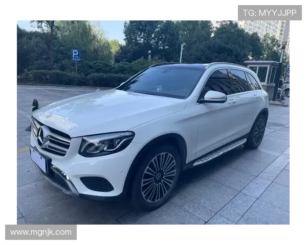 2.0T带四驱,德系豪华大尺寸SUV,油耗不高车价不错,实拍奔驰GLC